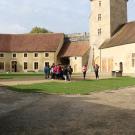 Groupe en visite dans la cour du château