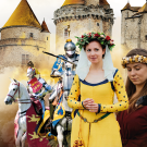 Deux chevaliers, une noble dame vêtue de jaune et une fauconnière se trouvent devant le château de Blandy