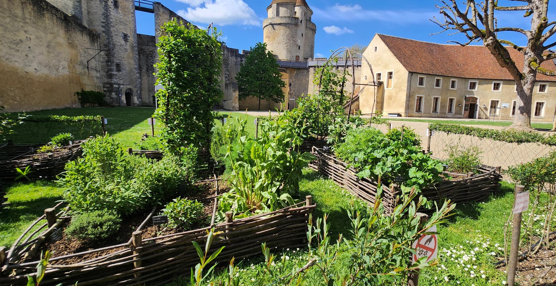 vue du jardin médiéval avec le château en arrière-plan 