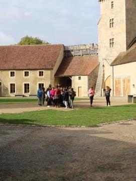 Groupe en visite dans la cour du château