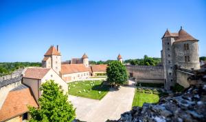 Cour du château sous le soleil depuis les courtines