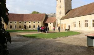 Groupe en visite dans la cour du château