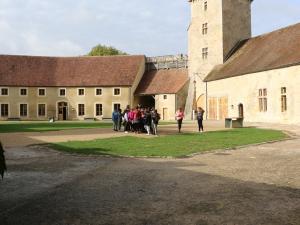 Groupe en visite dans la cour du château