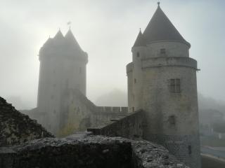 tours du château dans la brume