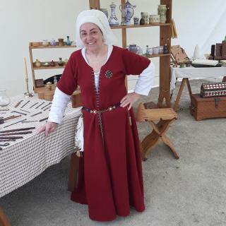 Stand de médecine au Moyen Âge avec une intervenante en costume