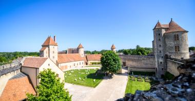 Cour du château sous le soleil depuis les courtines