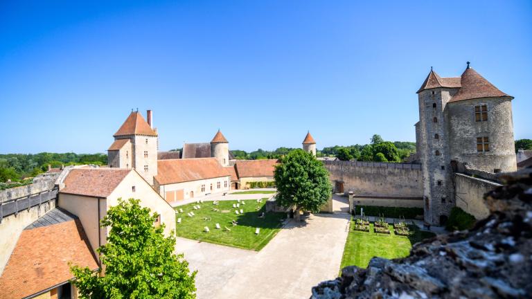 Cour du château sous le soleil depuis les courtines
