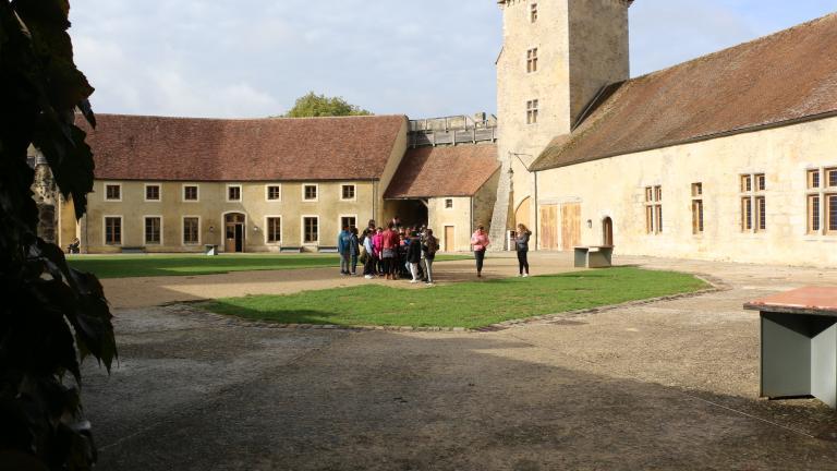 Groupe en visite dans la cour du château
