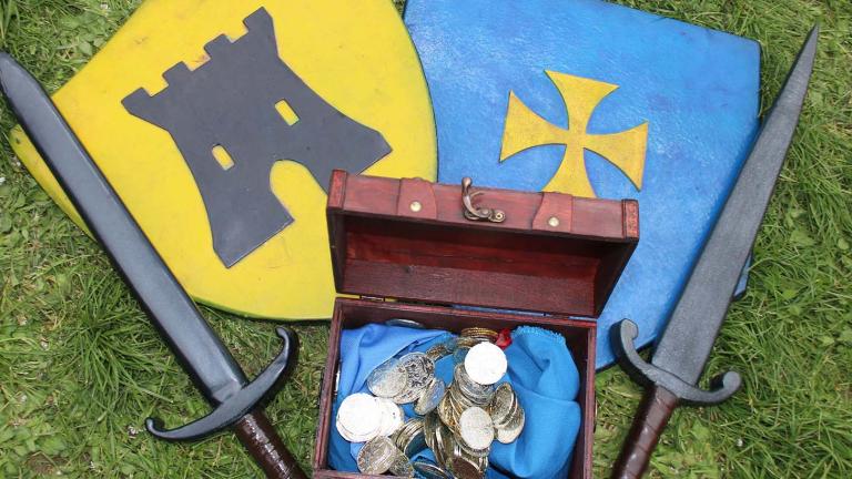 Deux boucliers, deux épées et un coffre rempli de pièce d'or