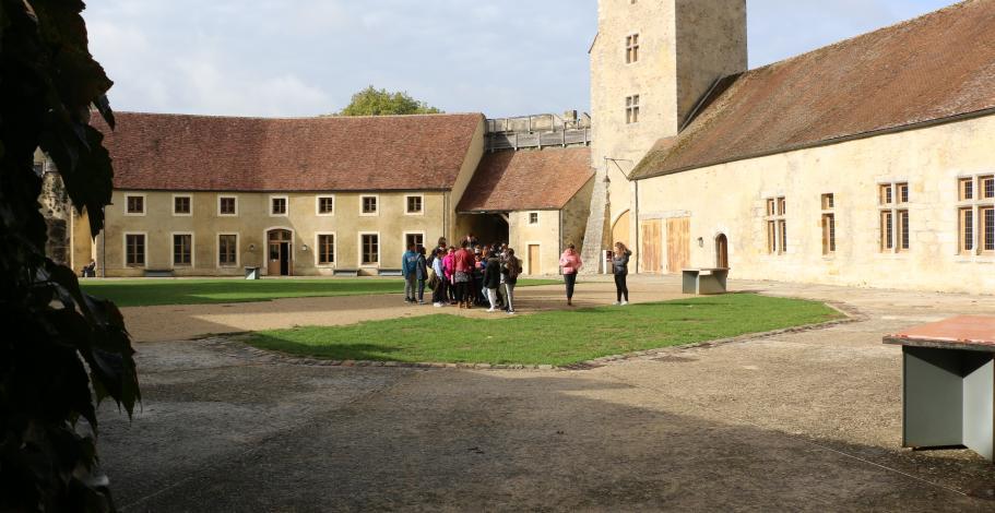 Groupe en visite dans la cour du château